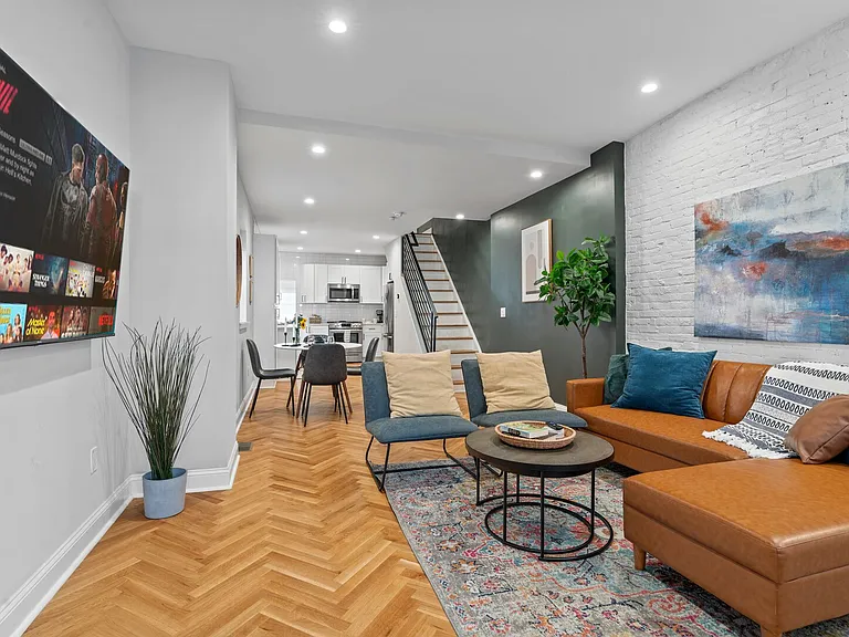 Corinthian Ave — Photo 1