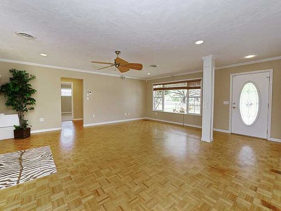 4th image of 250 Bearded Oaks Dr