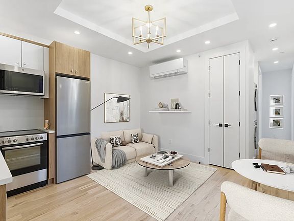 3rd image of 376 Montgomery St #3A
