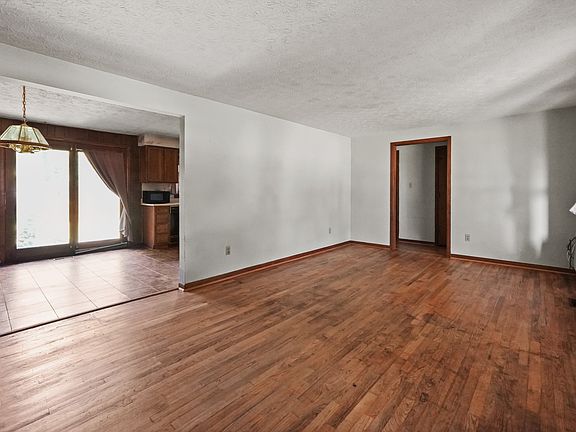 5th image of 1490 Raymond Rd
