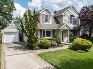 28 Briarcliff Dr, Merrick, NY 11566