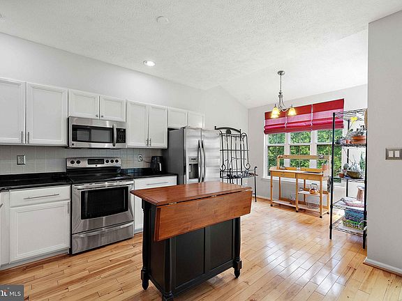 4th image of 467 Woodstock Ln
