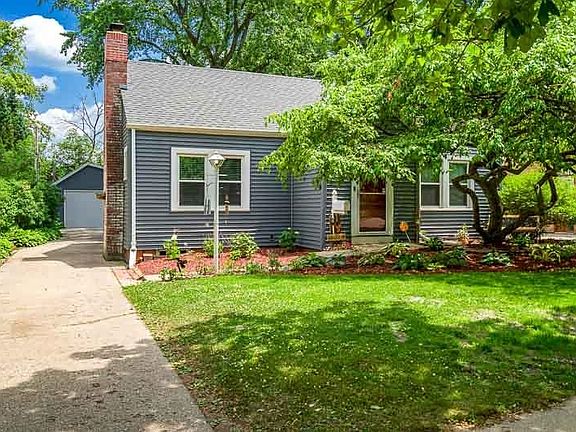 3rd image of 311 N Oak Knolls Ave