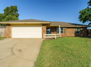 1821 Edinburg Dr, Yukon, OK 73099