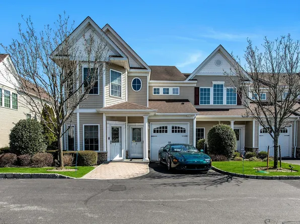 8 Meadow Court #8, Oakdale, NY 11769