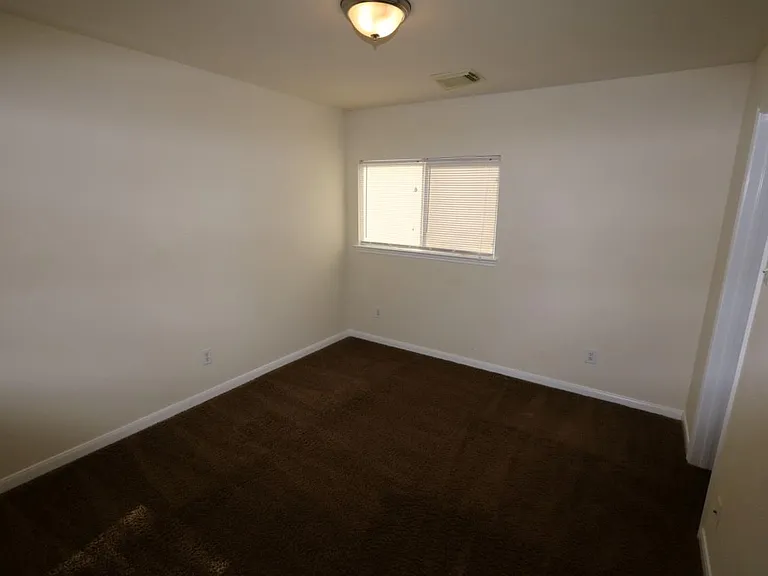 15611 Leeds Ln — Photo 13