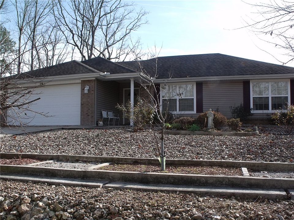 1st image of 19 Lyndhurst Dr