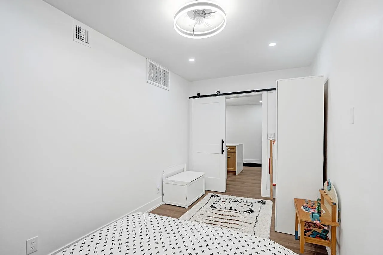 2 bed, 950 sqft, $4,650 — Photo 2