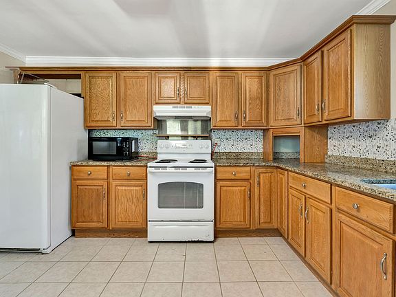 3rd image of 3453 Bennett Rd