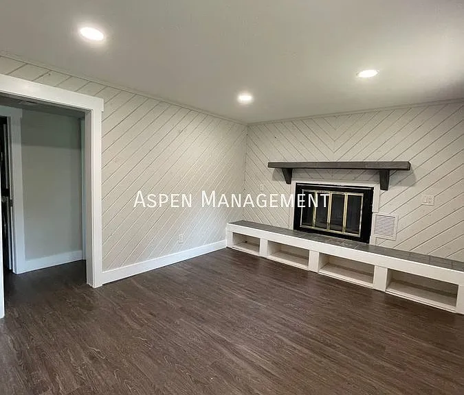 377 Monarch St — Photo 5