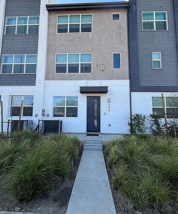 7819 Paxton Pl