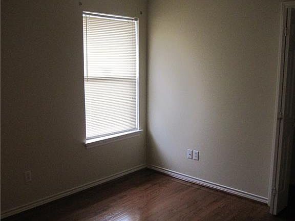 3rd image of 821 Azalea Ct