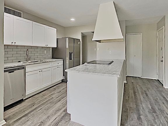 3rd image of 10219 Deer Hollow Dr