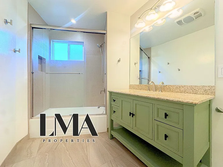 1830 N La Brea Ave #7A — Photo 31