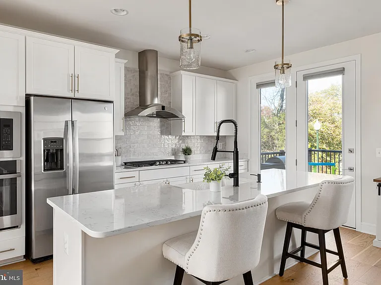 6746 Upland Manor Dr — Photo 3