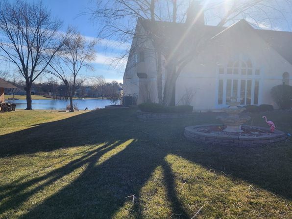 8170 Lake Ridge Dr, Burr Ridge, IL 60527
