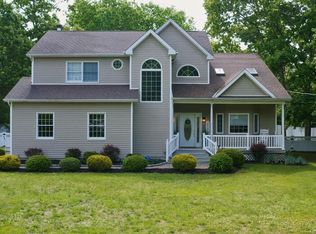 5 Mill Race Rd, Hampton Bays, NY 11946