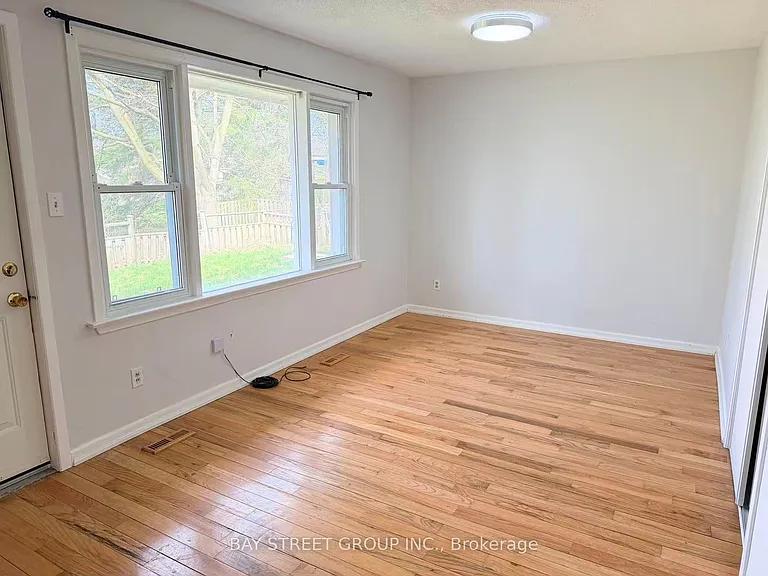 395 Loretta Cres #BACK — Photo 11
