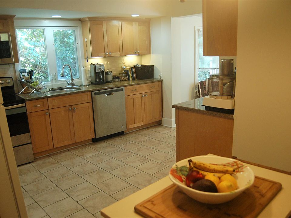 Fully equipped Eat-In Kitchen.