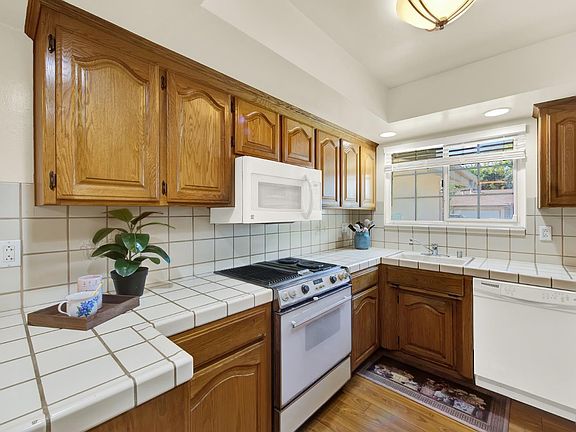 3rd image of 272 Jasmine Street