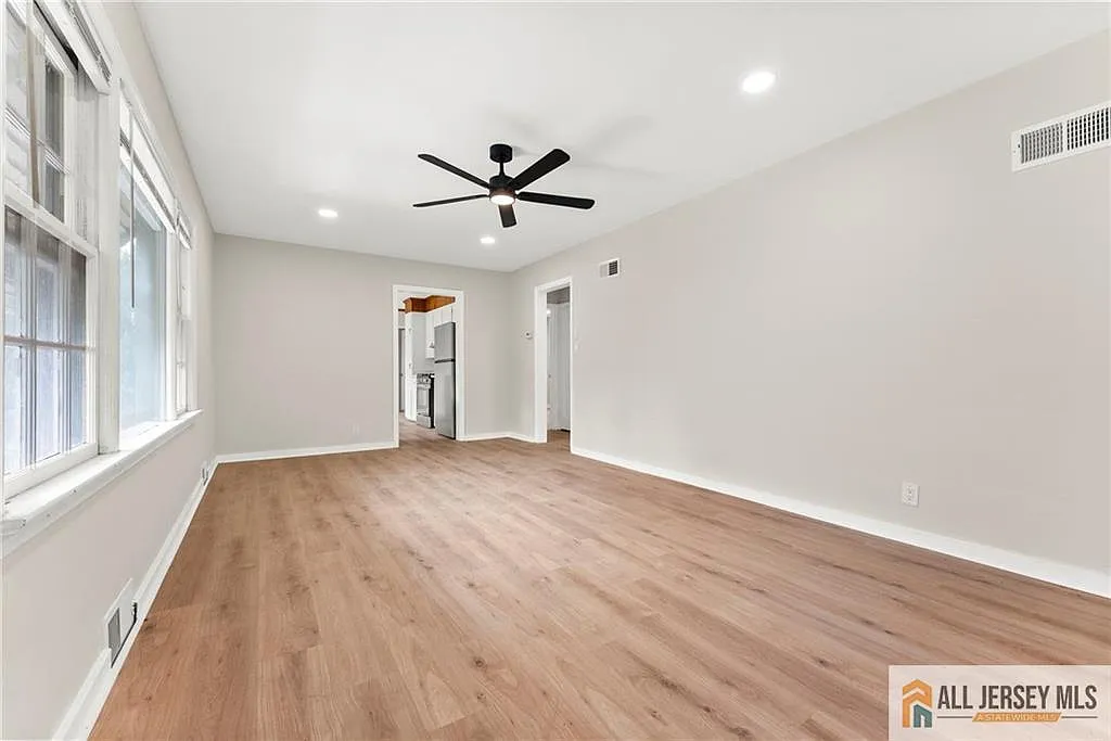 2 bed, 1.0 bath, 4360 sqft, $1,950 — Photo 3