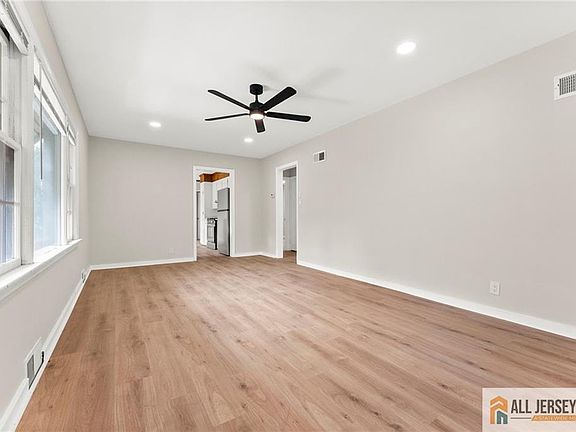 3rd image of 405 Maple Ave