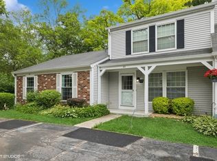 82 Hickory Ln, Cary, IL 60013