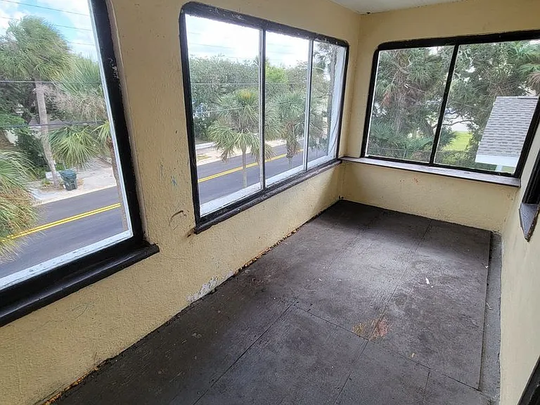 212 S Oleander Ave — Photo 3