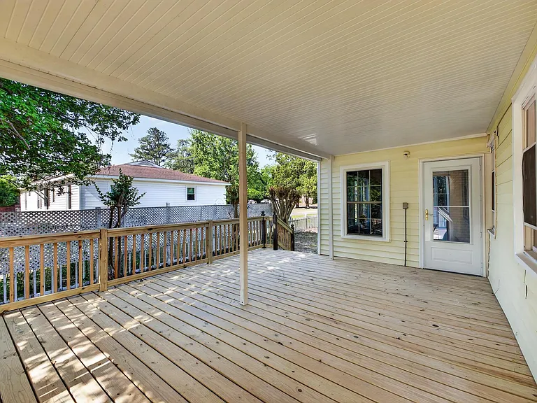 450 Williamsburg St — Photo 32