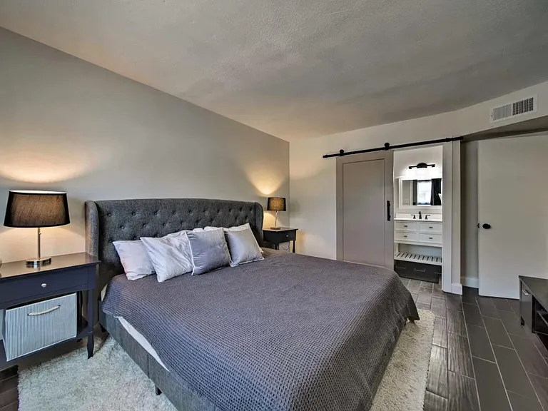 3327 S Poplar St — Photo 15