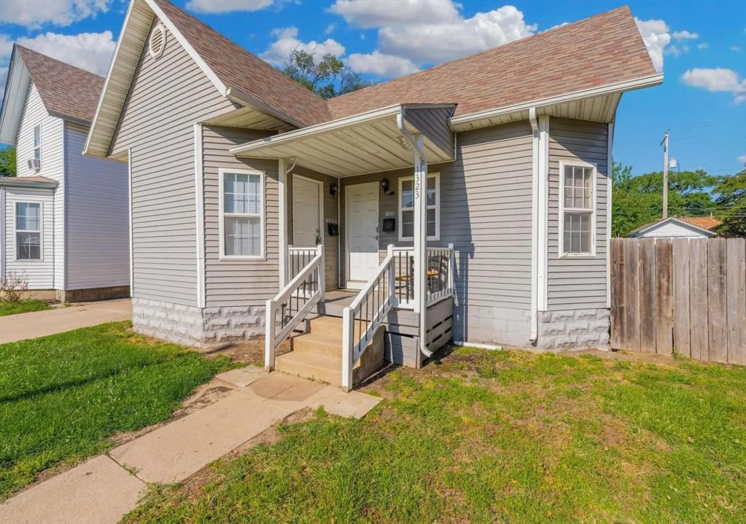 2 Bedroom Duplex Central Wichita — Photo 1