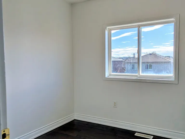 152 Madelaine Dr #UPPER — Photo 10