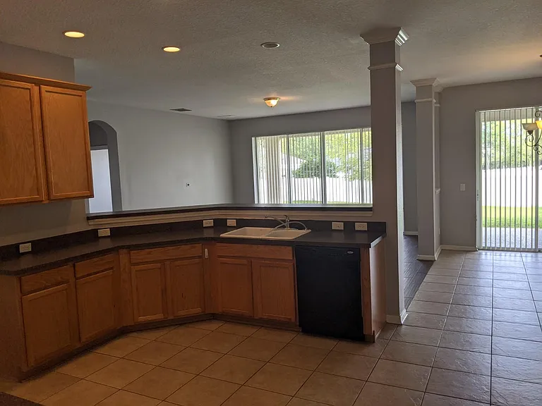 750 Lake Cove Pointe Cir — Photo 19