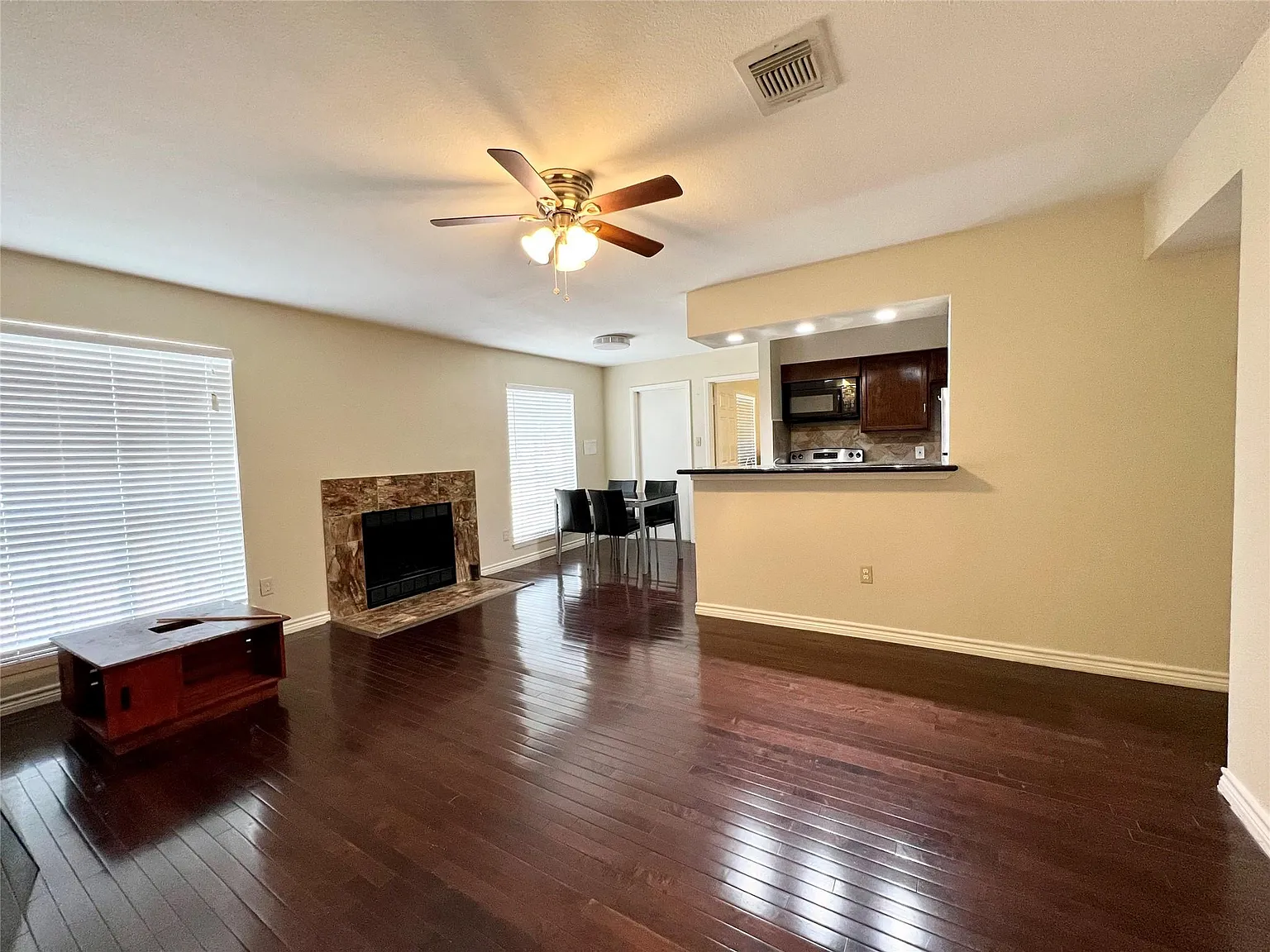 2 bed, 880 sqft, $1,300 — Photo 3