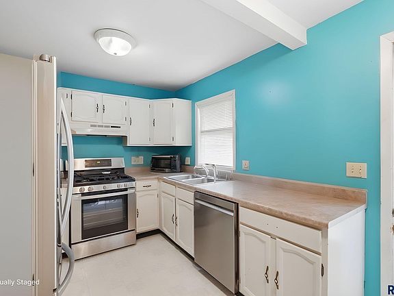 5th image of 105 E 31st St