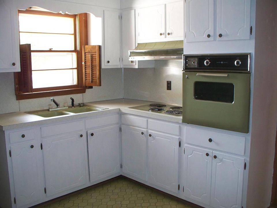 Basic kitchen lay out... large enough to accommodate a decen