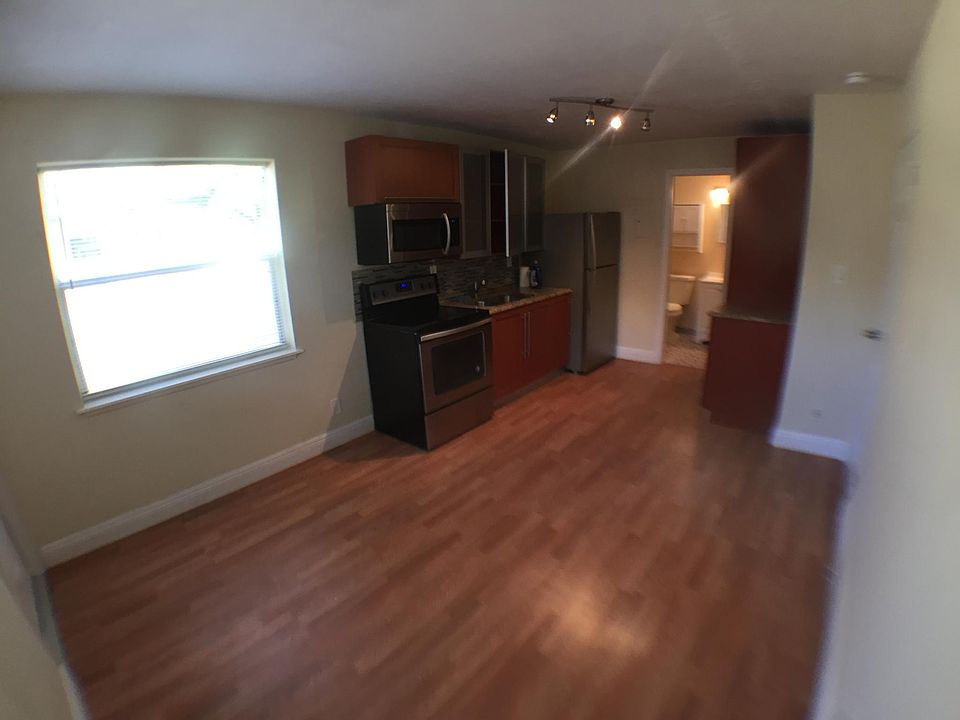 1st image of 109 SE 23rd St APT 2