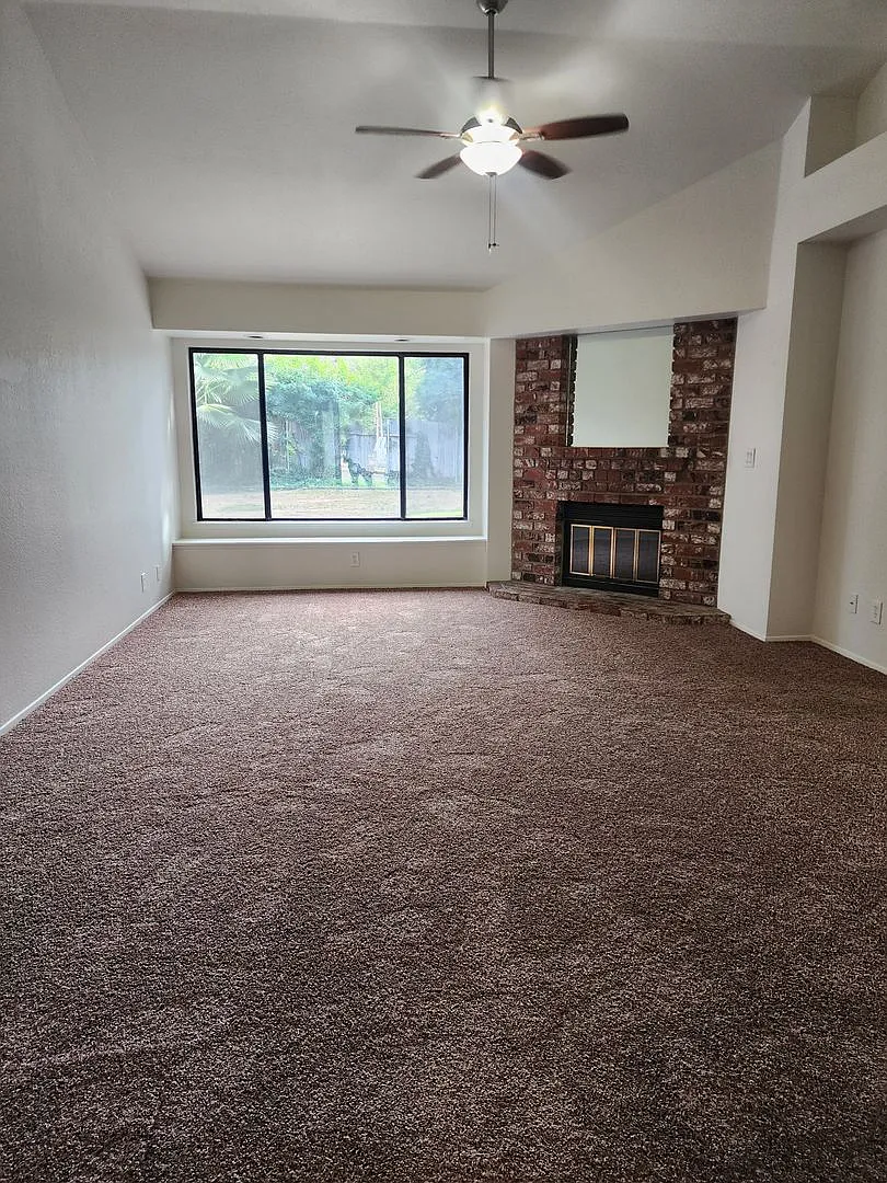 9001 Crowningshield Drive -House — Photo 2