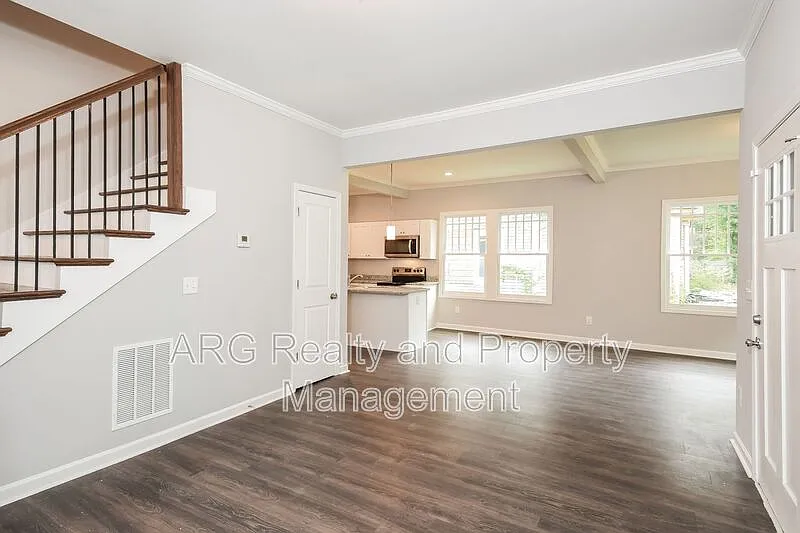 3 bed, 3.0 bath, $2,400 — Photo 4