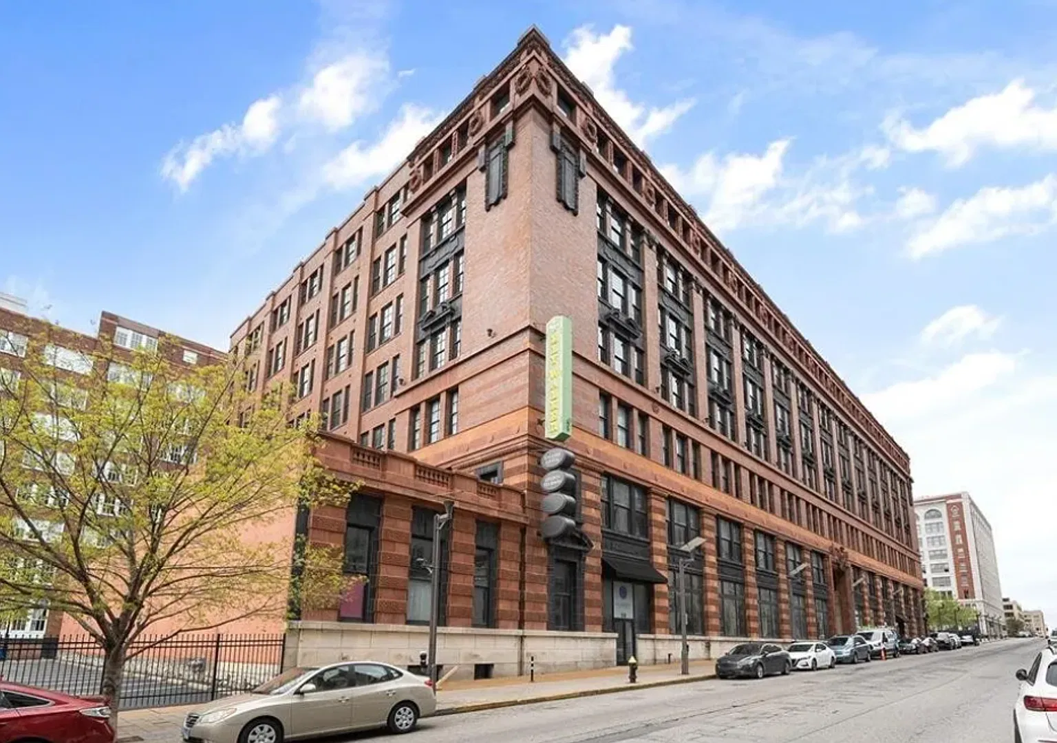 Furnished Updated 2 Bed 2 Bath Condo On Wash Ave! Fitness Room! — Photo 2