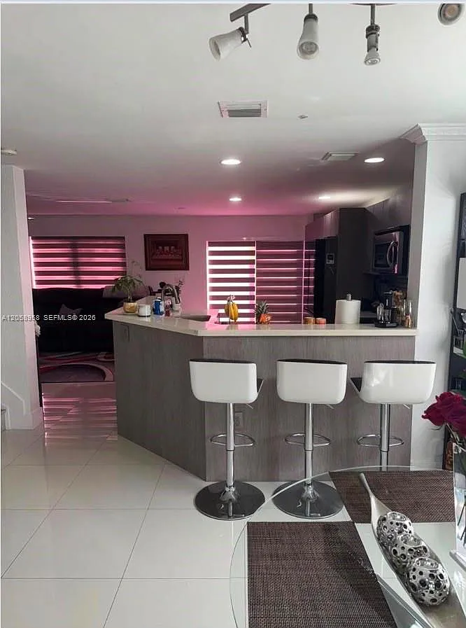 3 bed, 2.5 bath, 1700 sqft, $4,000 — Photo 4