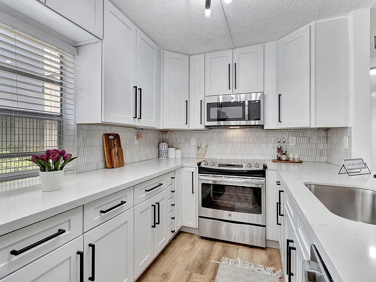 52 Burgundy Dr #B — Photo 16