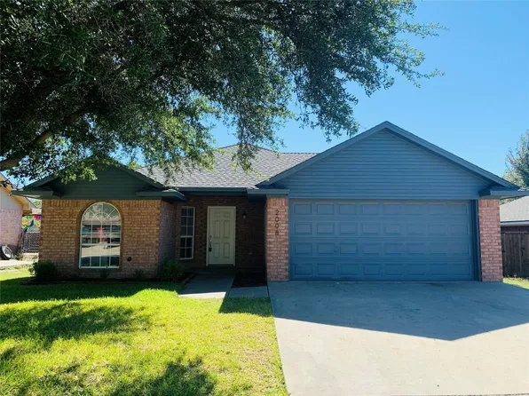 2008 Brooke Dr, Sanger, TX 76266