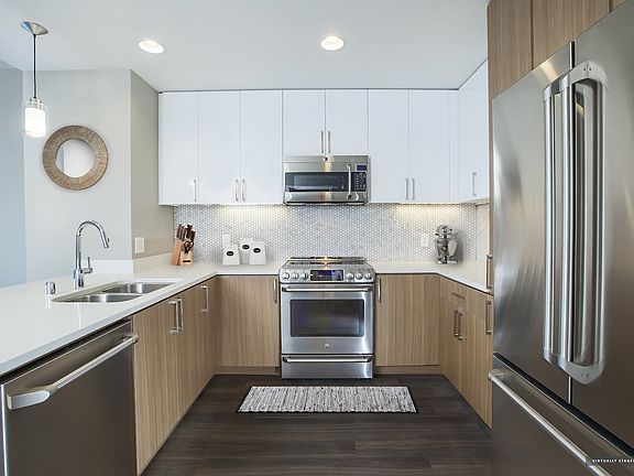 Signature Collection Kitchen with Quartz Stone Countertops