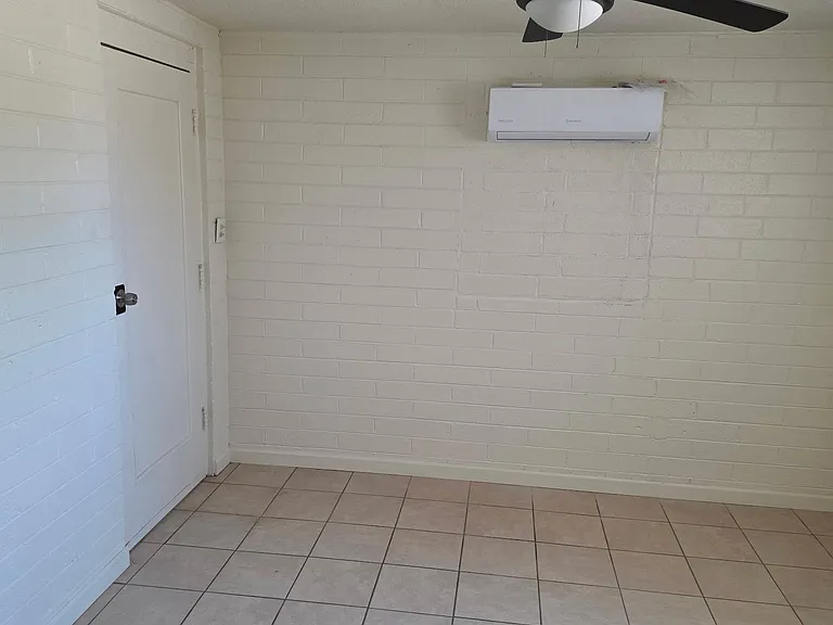2433 E Cameron Vis — Photo 8