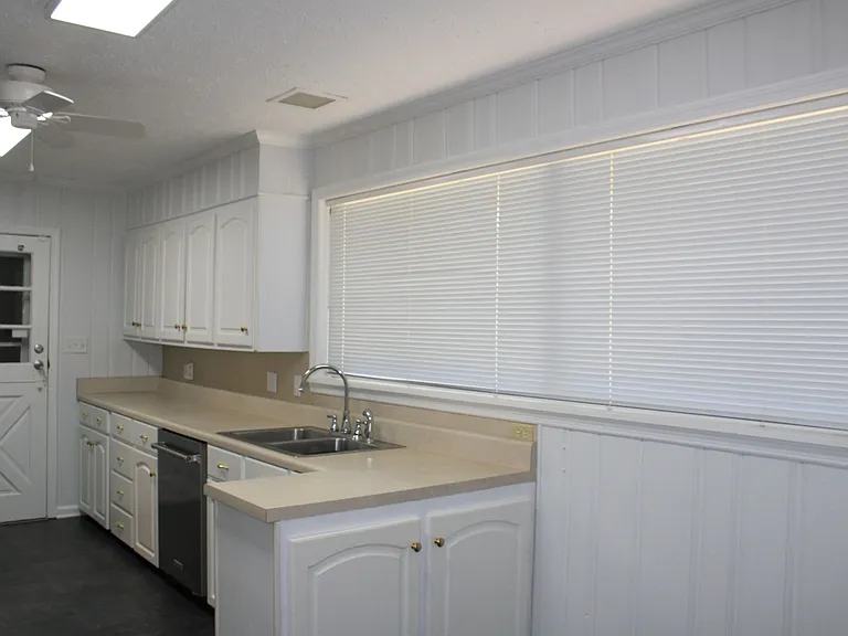 916 Stanton Dr — Photo 12