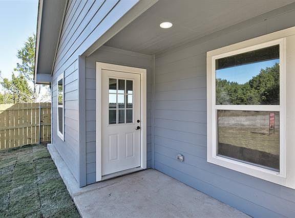 4th image of 909 Colorado River Dr