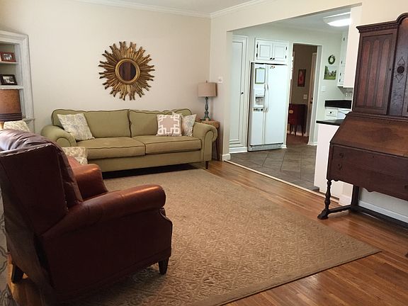 Living rm opens into kitchen