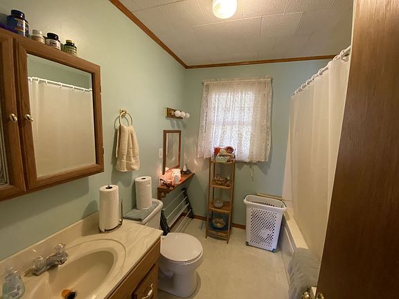 4th image of 308 S Benton St