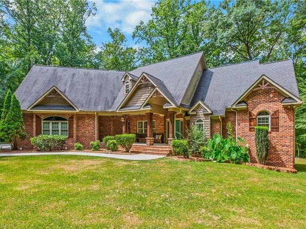 1215 Netterillo Dr, Winston Salem, NC 27103